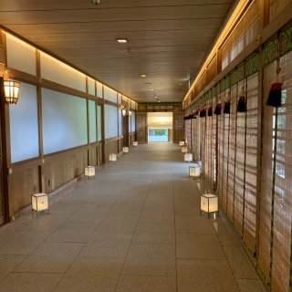 明治記念館内の神前式会場前の通路。お庭と繋がっています。