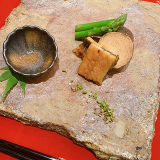 うなぎと山芋のお料理。とても美味しい。食器の紹介もあります。