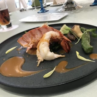 オマール海老、豪華なメイン料理。