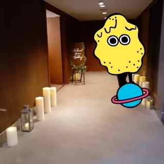 披露宴会場入口。全て会場据付のもの。