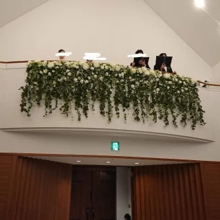二階からは聖歌隊の素敵な歌声が聞こえます。