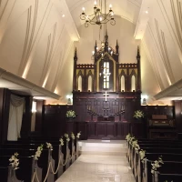 ウエディングドレスも映えそうなチャペル