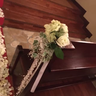 チャペルの椅子と装花です。