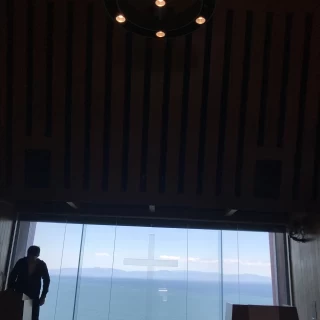 誓いをするとカーテンが開く