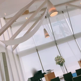 最初はカーテンがかかっています