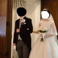扉と扉の間に控え室があり、牧師やスタッフから説明を受けます