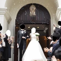 式場の階段でフラワーシャワーとシャボン玉の演出