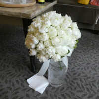 白薔薇のブーケ 式直前まで花瓶に入れて鮮度を保ちます