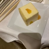 ウェディングケーキも綺麗に切り分けられてゲストのもとへ