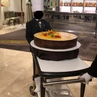 甥にケーキワゴンを運んで貰いました。コック帽も貸してくれます
