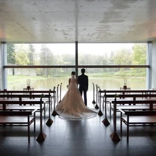 式場内を後ろから俯瞰で