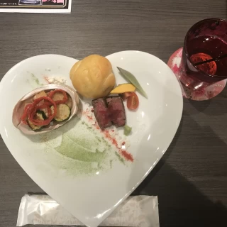あわびと飛騨牛のステーキ、パン