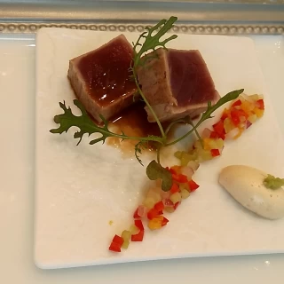 何種類もの中から前菜をチョイスできます。