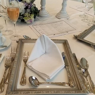 お皿の色も披露宴会場によって変わります。