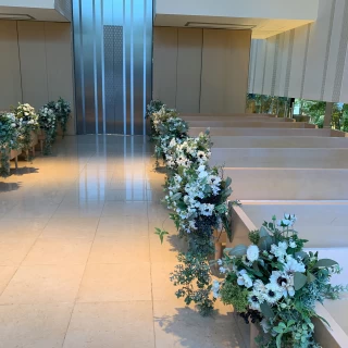 白と緑の落ち着くチャペルです。
