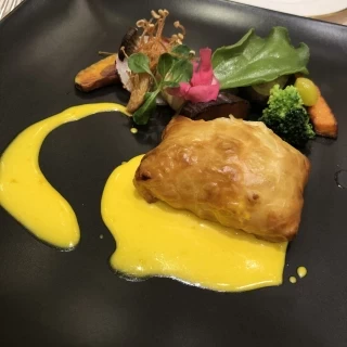 ヒラメのパイ包
バターの風味とヒラメの相性が抜群です