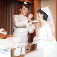 新婦へ式場スプーンでファーストバイト