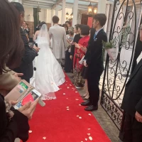 挙式会場からロビーへ続くガーデン