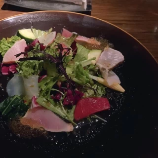 地元の食材を多く使用したサラダ