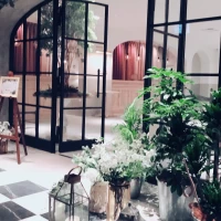 インテリアやグリーンアートで装飾されてます。