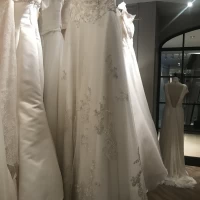 チャペルドコフレに隣接するドレスショップにて選びました。