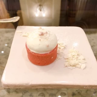 受付のあとにいただいたいちごのスイーツ。