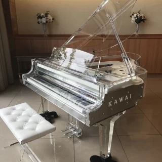 披露宴会場内のピアノ