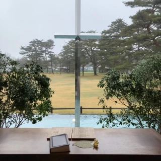 外が見えて開放感があります