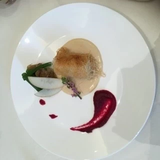 お魚の上が細長く糸状に焼き上げれていて食感がパリパリ美味です
