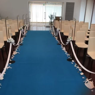 ブルーで海と一体感があります