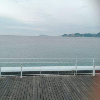 ウッドデッキに出ると江ノ島が見えます