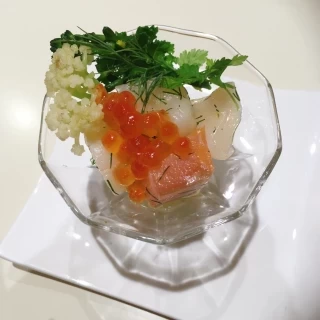帆立といくらを使った料理で見た目も華やかです