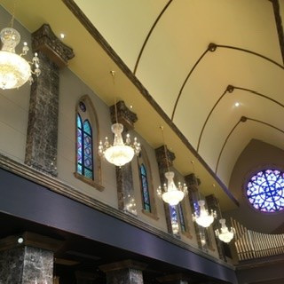 天井のサイドまでステンドグラスとシャンデリアの装飾