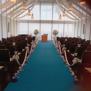 窓一面海です。ロールスクリーンで隠しておく演出もできます