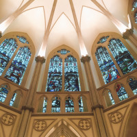 本物の海外教会ステンドグラスが使用されていて神聖な雰囲気