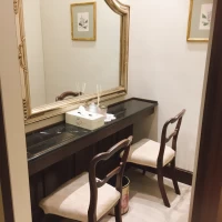 トイレにお客様が化粧直しできる空間もあります