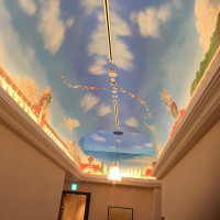 天井にキレイな絵が描かれています