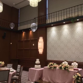 木目調の披露宴会場内観