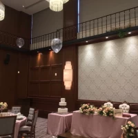 木目調の披露宴会場内観