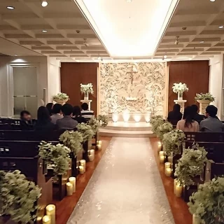 地下一階にあるチャペル。緑をモチーフにしたレリーフが綺麗です