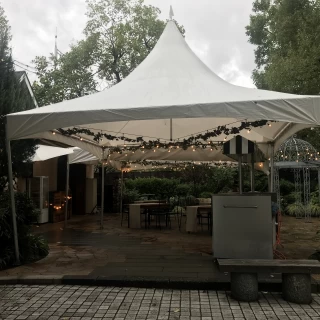 ガーデンウエディング　雨のば場合四方を囲むテントもあり