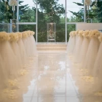 チャペルは白のチュールと花びらで装飾ました