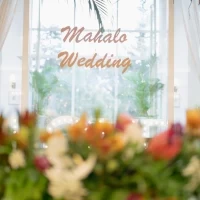 高砂の後ろにはテーマのmahalo weddingの文字を