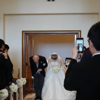 新婦入場シーン
木の重厚感ある扉から入場します