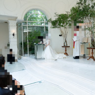 チャペル内観。結婚証明書に署名するようす。