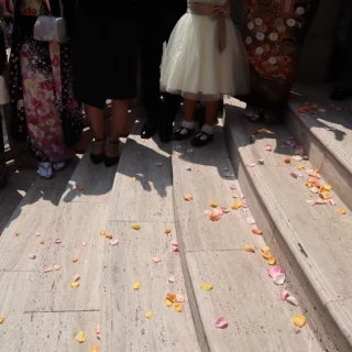 チャペルから出た階段でフラワーシャワー