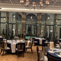 正面の窓からガーデンとプールが見えます。