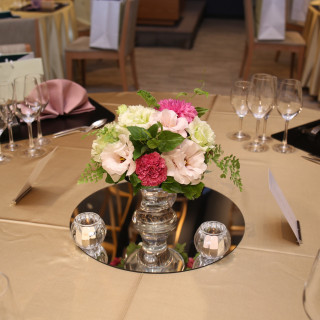 テーブル装花はミラーとキャンドルを使いました。