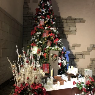 クリスマスシーズンでしたので、大きなツリーが飾られていました