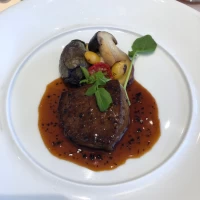 お肉料理です。ボリュームがありました。